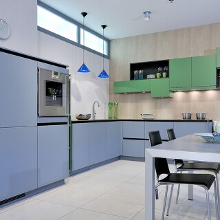 Grifflose Design-Wohnküche mit Esstisch und Sitzbank auf 15 qm. Grifflose Design-Wohnküche mit Esstisch und Sitzbank auf 15 qm.