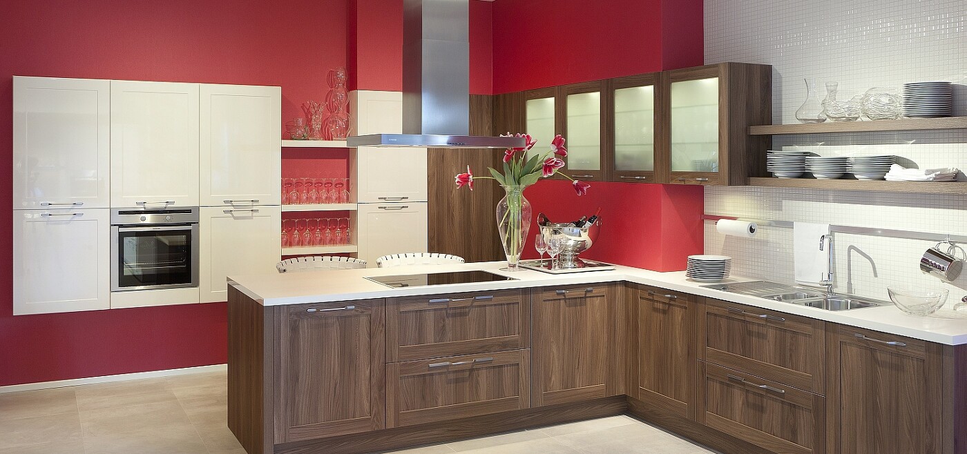 Rot und Weiß verhelfen diesem Küchendesign zu einer schönen Raumgestaltung. Rot und Weiß verhelfen diesem Küchendesign zu einer schönen Raumgestaltung.