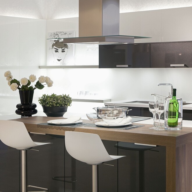 Elegante Inselküche für mindestens 15 Quadratmeter Elegante Inselküche für mindestens 15 Quadratmeter