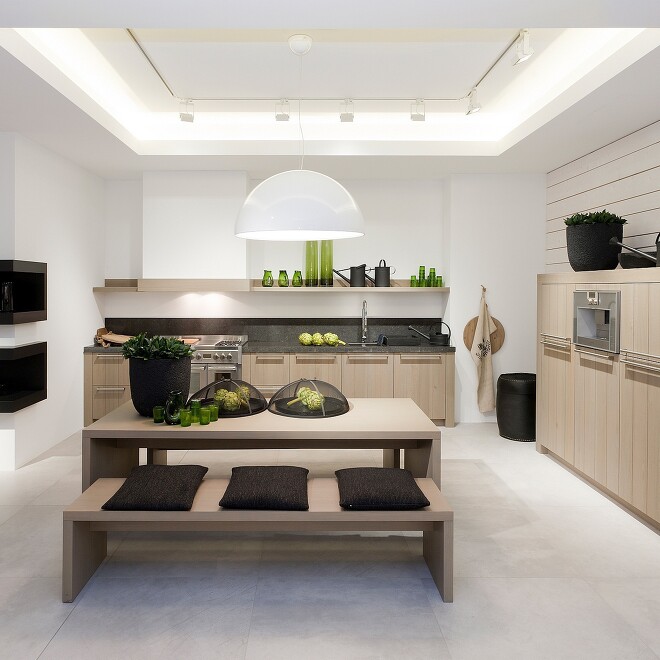 Puristische Wohnküche mit sägerauer Eichenfront Puristische Wohnküche mit sägerauer Eichenfront