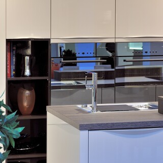 Ergonomisch eingebaute Geräte mit Spiegelglasfronten Ergonomisch eingebaute Geräte mit Spiegelglasfronten