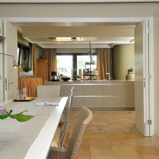 Die lange Tafel, an der alle und alles seinen Platz findet – wer träumt nicht davon? Platz findet sich entweder in oder neben der Küche. Die lange Tafel, an der alle und alles seinen Platz findet – wer träumt nicht davon? Platz findet sich entweder in oder neben der Küche.