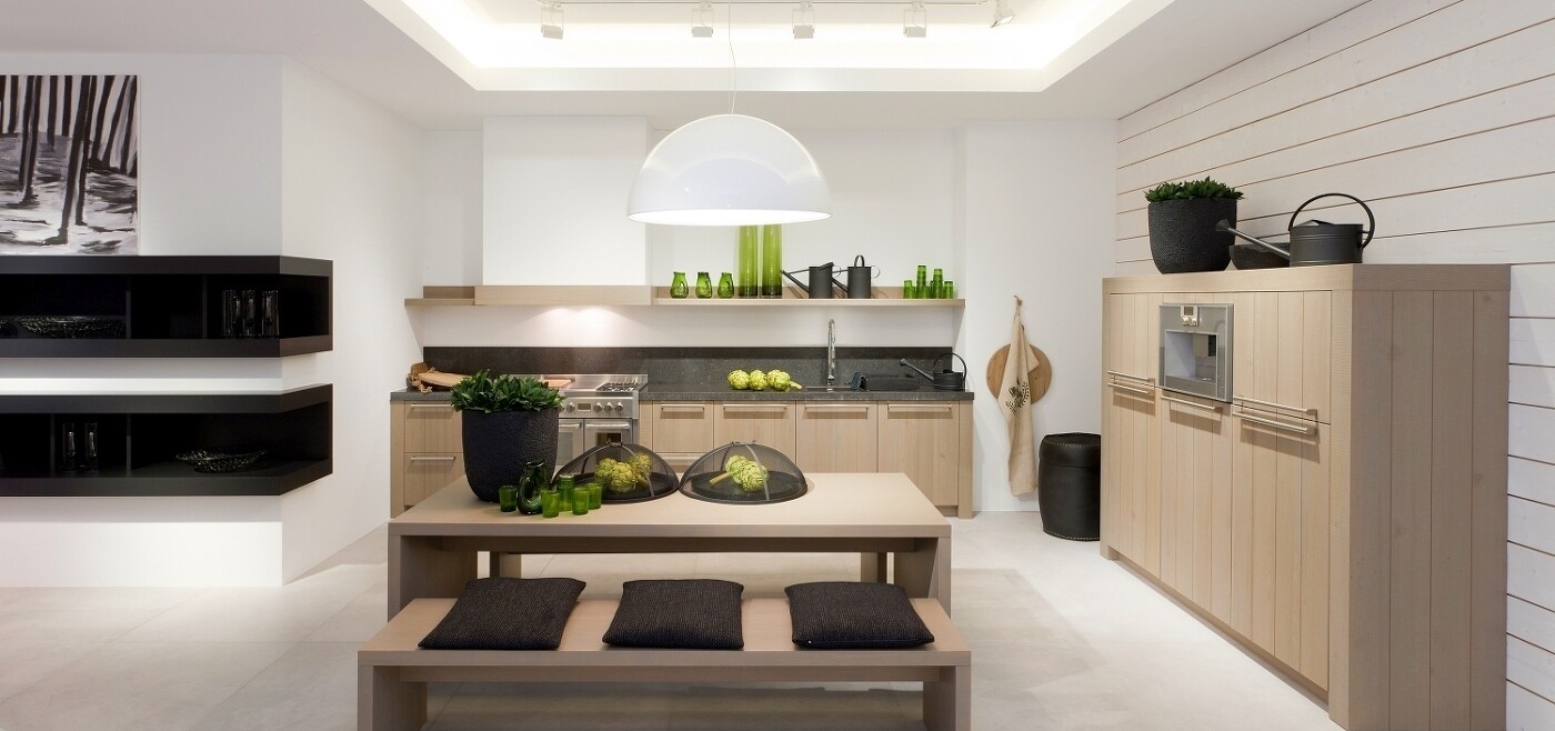 Puristisch und einladend zugleich: Eine Hockerbank darf in der urbanen Landhausküche nicht fehlen. Puristisch und einladend zugleich: Eine Hockerbank darf in der urbanen Landhausküche nicht fehlen.