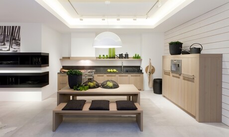 Puristisch und einladend zugleich: Eine Hockerbank darf in der urbanen Landhausküche nicht fehlen. Puristisch und einladend zugleich: Eine Hockerbank darf in der urbanen Landhausküche nicht fehlen.