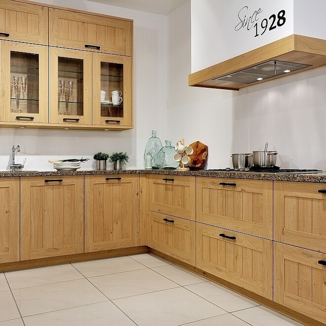 L-Küche mit Rahmenfronten im Trendfurnier Eiche: moderner Landhausstil L-Küche mit Rahmenfronten im Trendfurnier Eiche: moderner Landhausstil