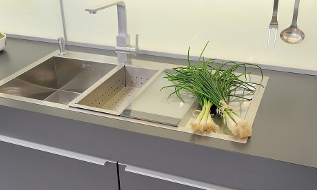 Küchenspüle aus hochwertigem Edelstahl, ergänzt durch genau passendes Schneidebrett und Abtropfbehälter Küchenspüle aus hochwertigem Edelstahl, ergänzt durch genau passendes Schneidebrett und Abtropfbehälter