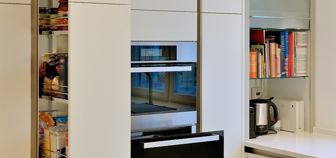 Idealer Vorratsschrank: der Apothekerschrank in der Einbauküche Idealer Vorratsschrank: der Apothekerschrank in der Einbauküche