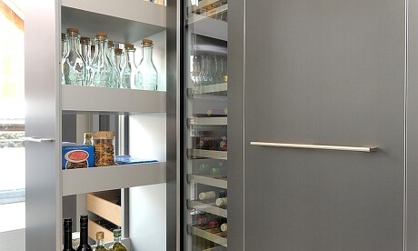 Praktisch und überraschend voluminös: Der Apothekerschrank entpuppt sich auch in Küchen als wahres Raumwunder. Praktisch und überraschend voluminös: Der Apothekerschrank entpuppt sich auch in Küchen als wahres Raumwunder.