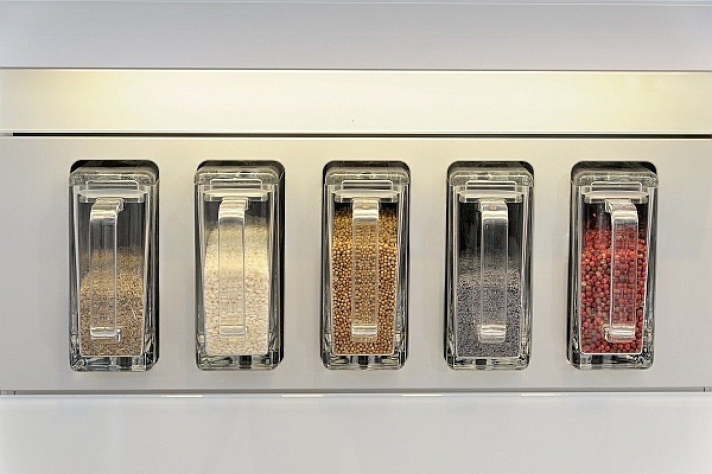 Praktische Vorratsbehälter, griffbereit und transparent zum Einbau in Ihrer Küche Praktische Vorratsbehälter, griffbereit und transparent zum Einbau in Ihrer Küche