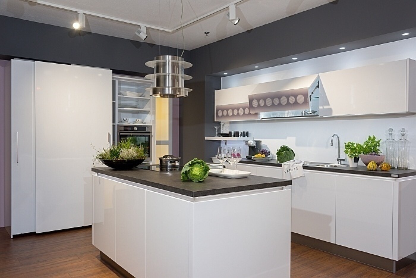 Wer träumt nicht von der Kücheninsel! Wir wissen, worauf es bei der Planung ankommt. Wer träumt nicht von der Kücheninsel! Wir wissen, worauf es bei der Planung ankommt.