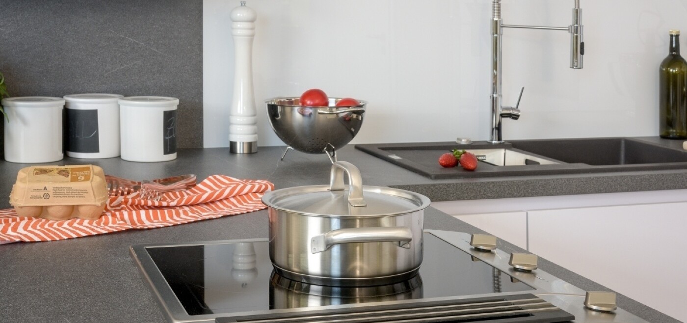 Dunstabzug direkt neben dem Kochfeld: immer beliebter bei neuen Küchen Dunstabzug direkt neben dem Kochfeld: immer beliebter bei neuen Küchen