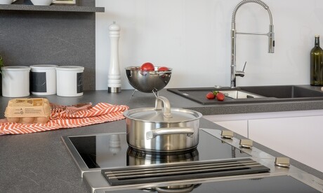 Dunstabzug direkt neben dem Kochfeld: immer beliebter bei neuen Küchen Dunstabzug direkt neben dem Kochfeld: immer beliebter bei neuen Küchen