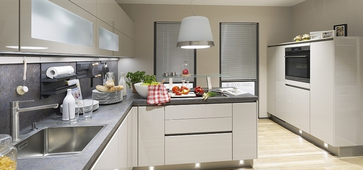 Lichtspots im Küchensockel zaubern an ungewohnten Stellen echte Glanzpunkte in die Küche. Lichtspots im Küchensockel zaubern an ungewohnten Stellen echte Glanzpunkte in die Küche.