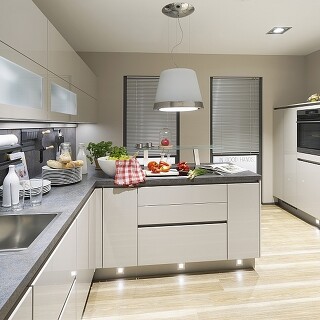 Lichtspots im Küchensockel zaubern an ungewohnten Stellen echte Glanzpunkte in die Küche. Lichtspots im Küchensockel zaubern an ungewohnten Stellen echte Glanzpunkte in die Küche.