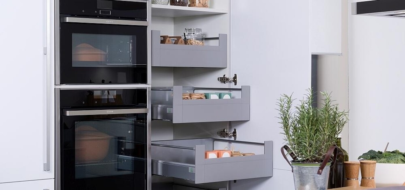 Küchenschrank mit Auszügen und Regalfläche Küchenschrank mit Auszügen und Regalfläche