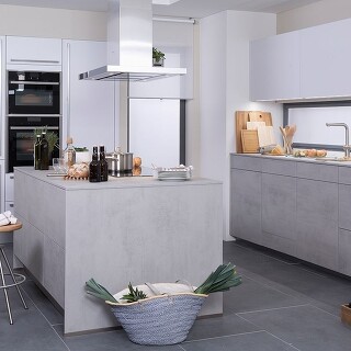 Inselküche mit Betonfronten Inselküche mit Betonfronten