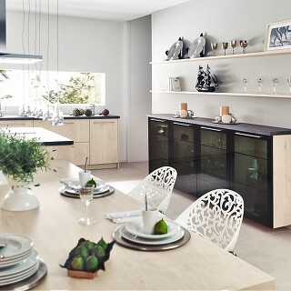 Diese helle moderne Wohnküche (Ballerina) kontrastiert toll mit dem schwebenden Highboard-Glasvitrinenschrank Diese helle moderne Wohnküche (Ballerina) kontrastiert toll mit dem schwebenden Highboard-Glasvitrinenschrank