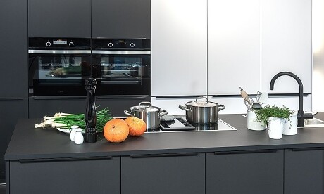 Matt lackierte Küchenfronten machen sich in weißer und dunkler Ausführung gut! Matt lackierte Küchenfronten machen sich in weißer und dunkler Ausführung gut!