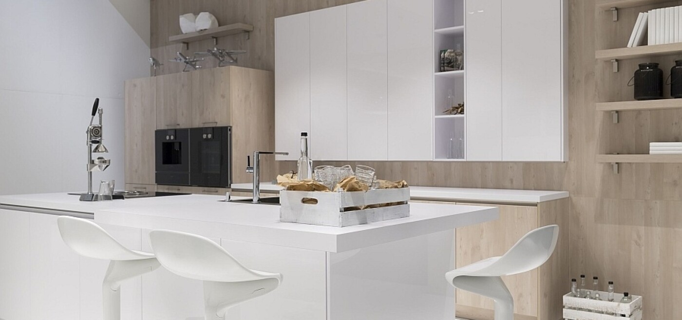 Materialmix in der Küche: Helles Holz und weiße Flächen passen gut zusammen. Materialmix in der Küche: Helles Holz und weiße Flächen passen gut zusammen.