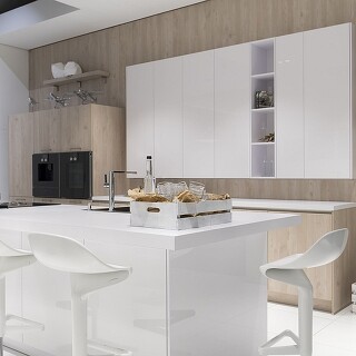 Materialmix in der Küche: Helles Holz und weiße Flächen passen gut zusammen. Materialmix in der Küche: Helles Holz und weiße Flächen passen gut zusammen.