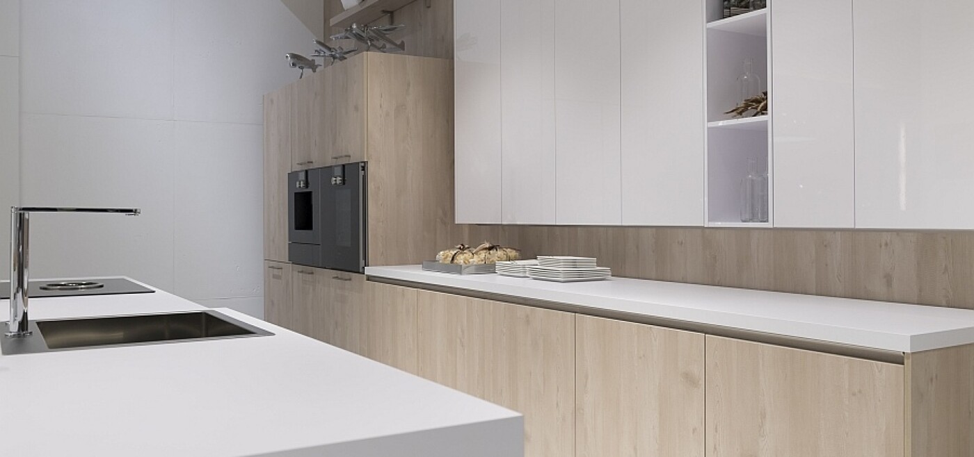 Materialmix in der Küche: Helles Holz und weiße Flächen passen gut zusammen. Materialmix in der Küche: Helles Holz und weiße Flächen passen gut zusammen.