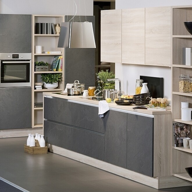 Schiefer lässt sich gut mit Holzfronten kombinieren. Schiefer lässt sich gut mit Holzfronten kombinieren.