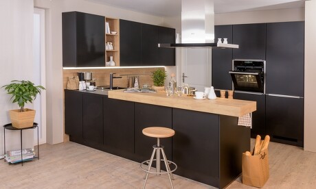 Offene Küche und trotzdem abgetrennt dank schickem Tresen Offene Küche und trotzdem abgetrennt dank schickem Tresen