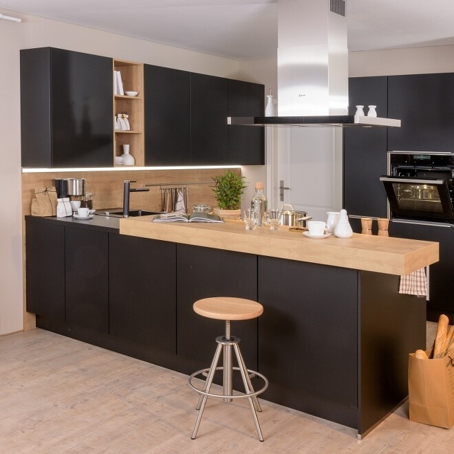 Offene Küche und trotzdem abgetrennt dank schickem Tresen Offene Küche und trotzdem abgetrennt dank schickem Tresen