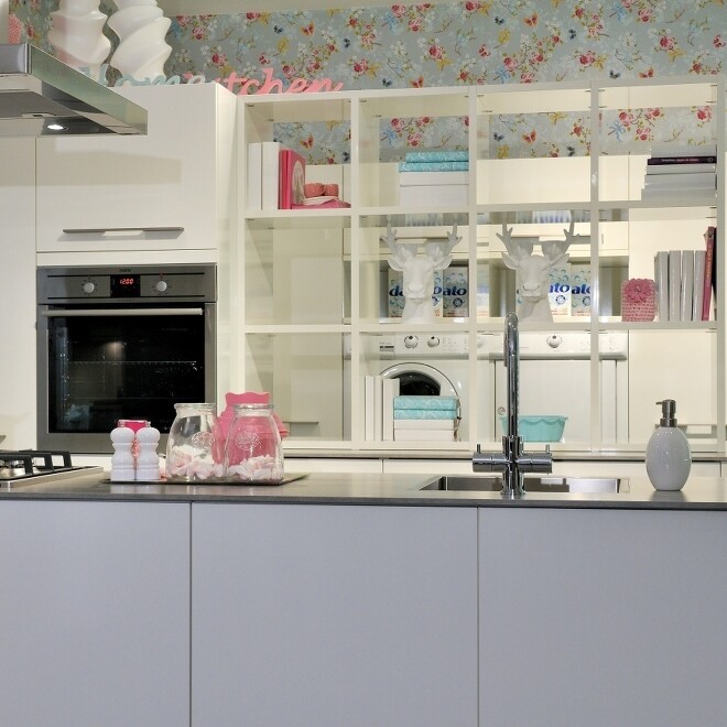 Die freistehende Theke, grifflos und matt lackiert, schafft eine ruhige Barriere zum Küchenbereich. Die freistehende Theke, grifflos und matt lackiert, schafft eine ruhige Barriere zum Küchenbereich.