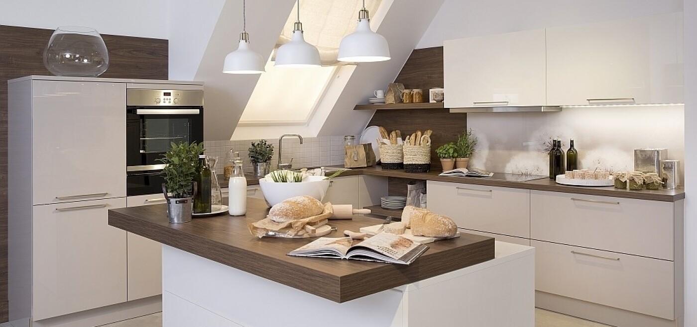 Lösung unter der Dachschräge: L-Küche plus Arbeitsinsel Lösung unter der Dachschräge: L-Küche plus Arbeitsinsel