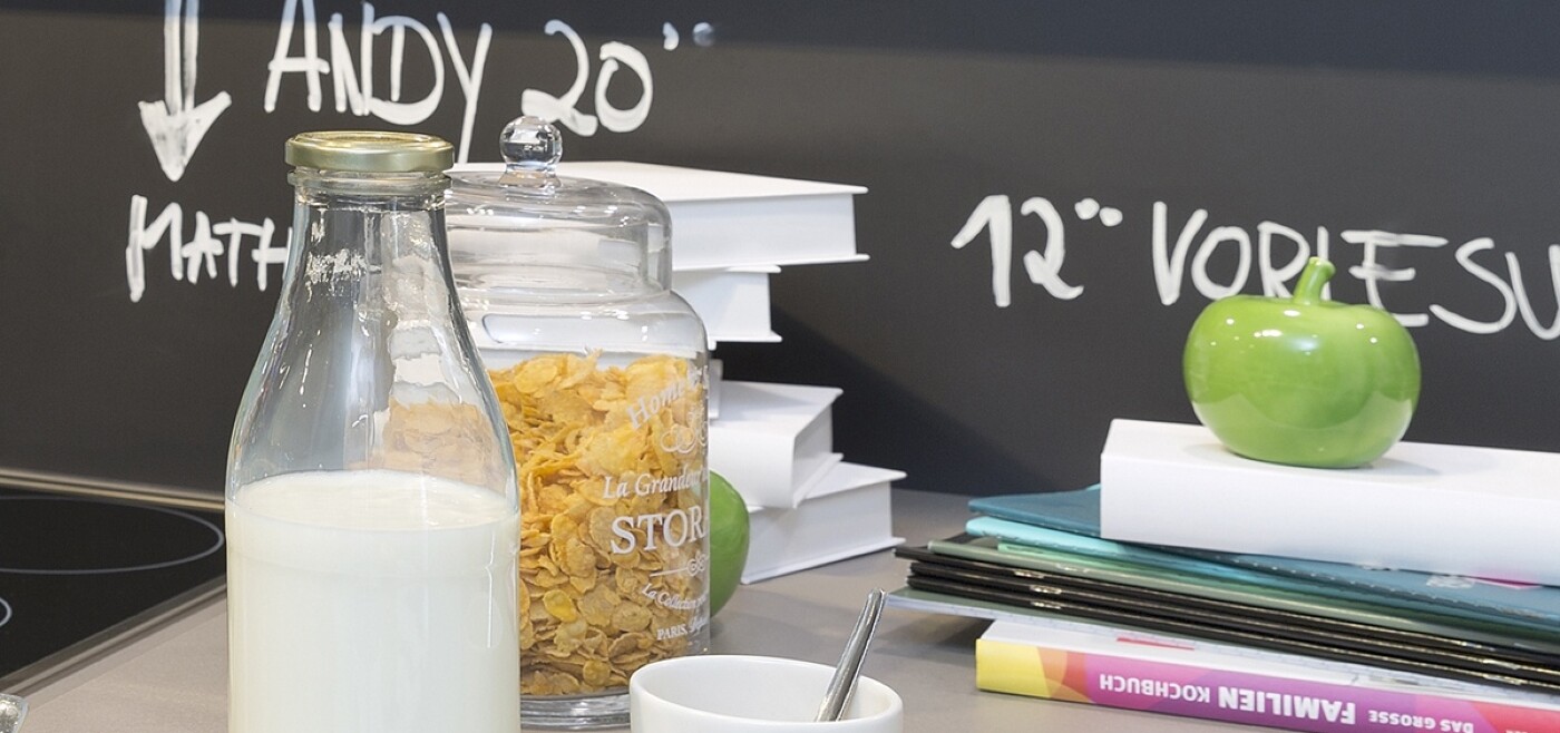 Mit Tafelfarbe wird auch die Nischenrückwand zum schwarzen Brett! Mit Tafelfarbe wird auch die Nischenrückwand zum schwarzen Brett!