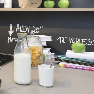 Mit Tafelfarbe wird auch die Nischenrückwand zum schwarzen Brett! Mit Tafelfarbe wird auch die Nischenrückwand zum schwarzen Brett!