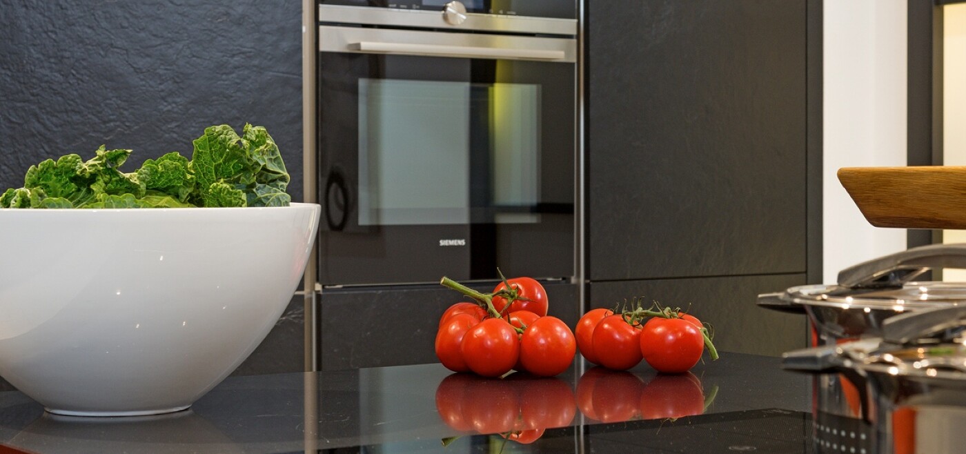 Hochschrank mit Fronten in Schieferoptik Hochschrank mit Fronten in Schieferoptik