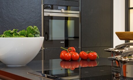 Hochschrank mit Fronten in Schieferoptik Hochschrank mit Fronten in Schieferoptik