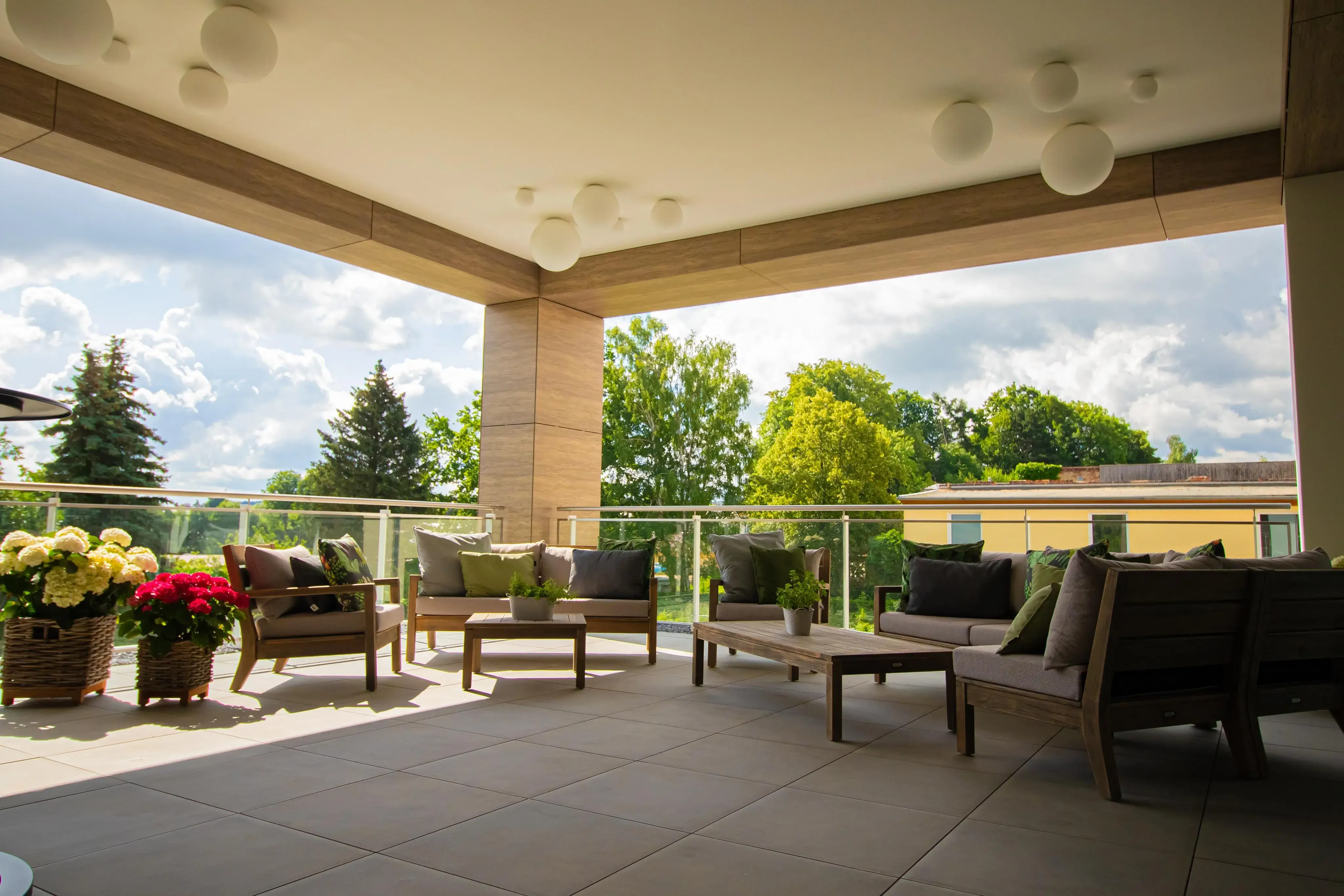 Ausstellung MKS Terrasse mit Terrassenmöbeln