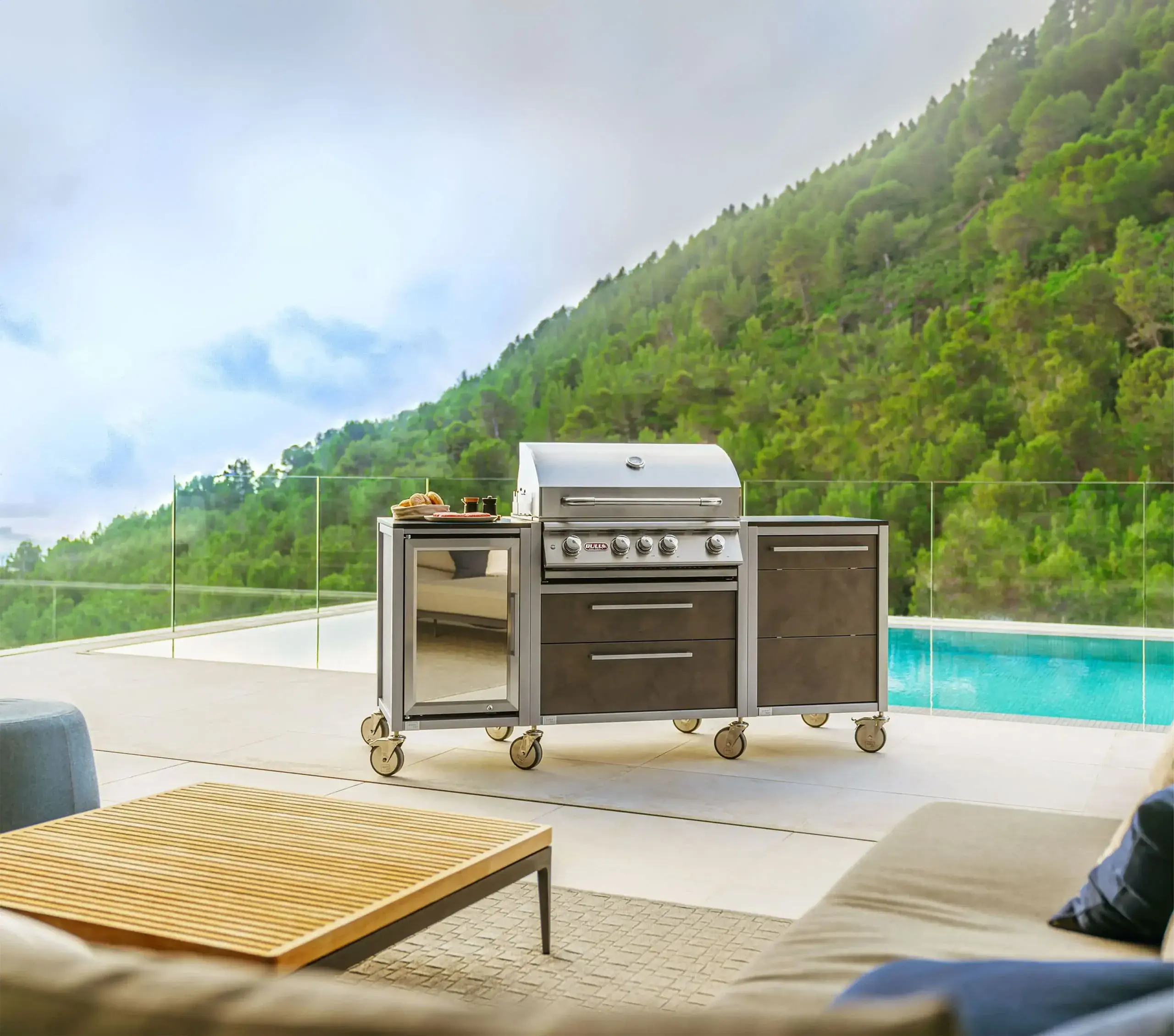 BURN BBQ Outdoor Kitchen auf einem modernen Terrasse mit Pool im Hintergrund
