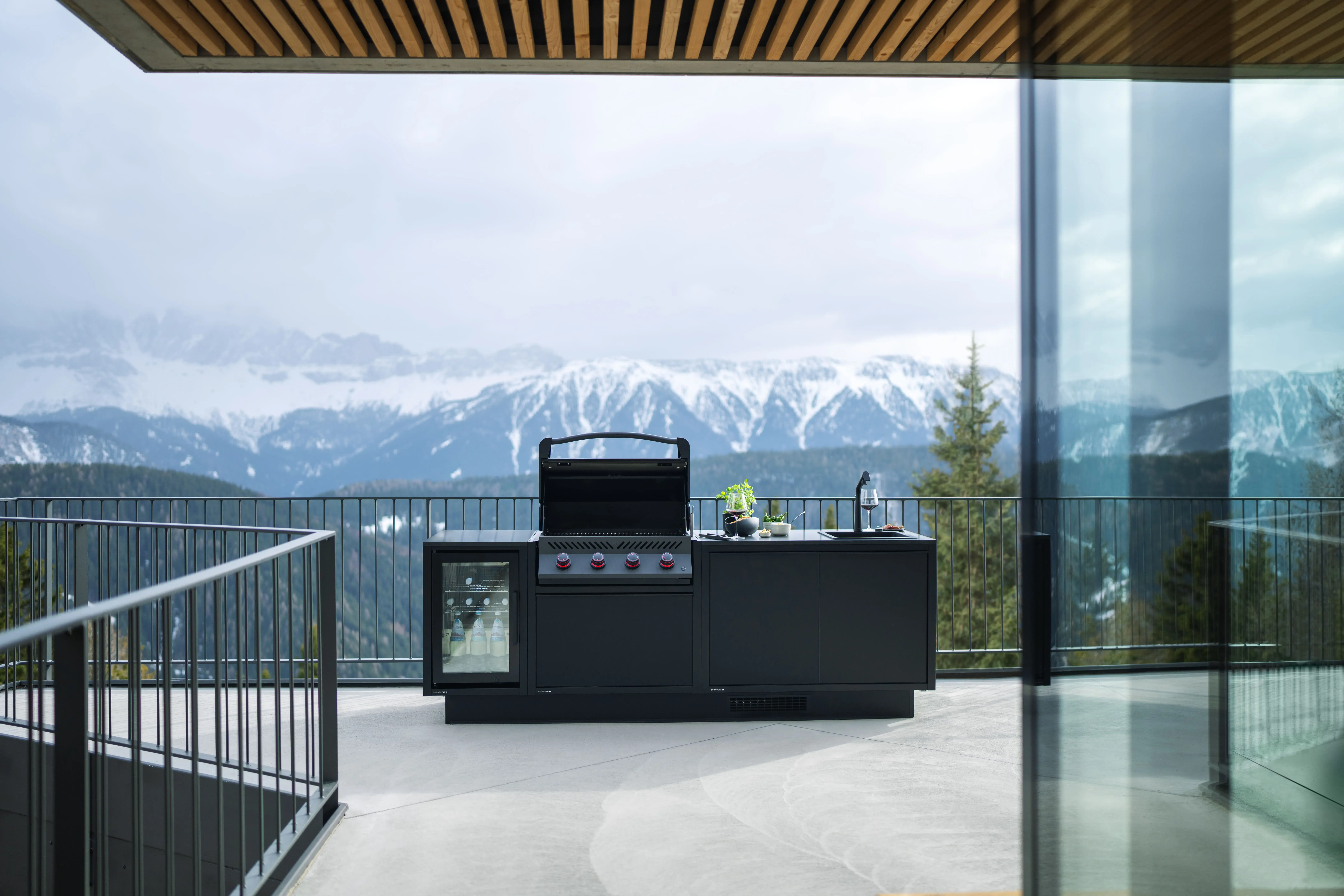 BURN LUX Ooutdoor Kitchen auf einem Balkon vor einem Bergpanorama