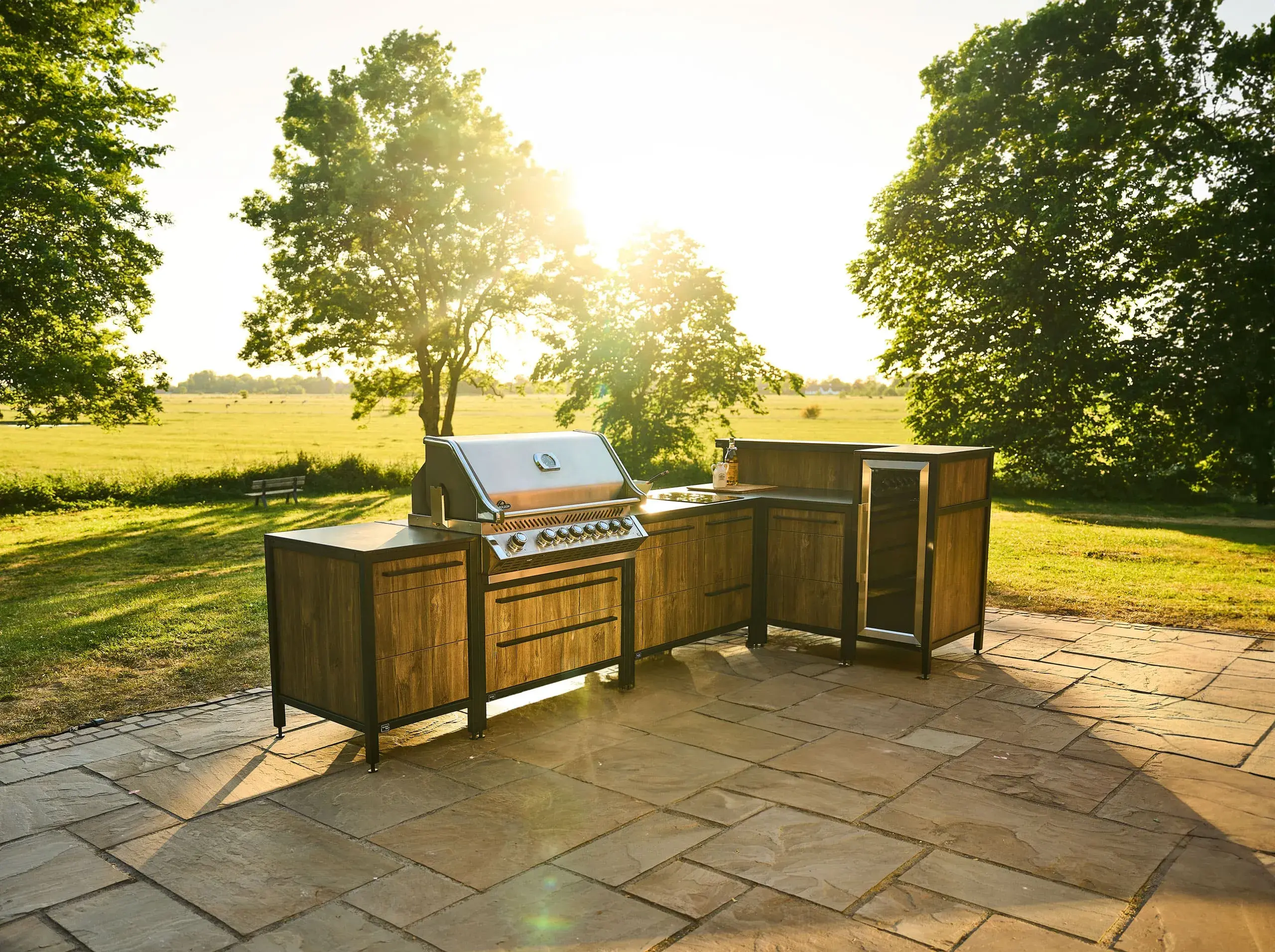 BURN BBQ Outdoor Kitchen in der Natur bei Sonnenuntergang