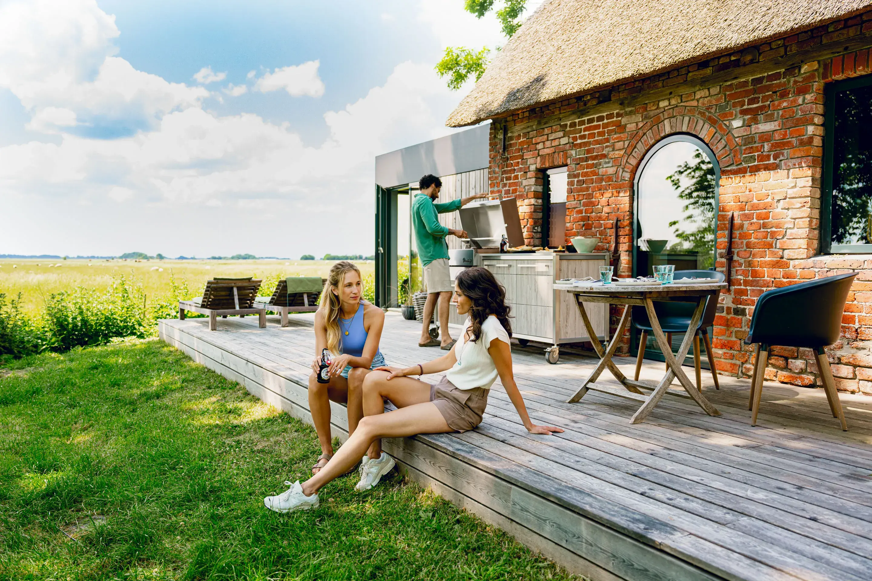BURN Outdoor Kitchen in cooler, sommerlicher Location zum Grillabend mit Personen