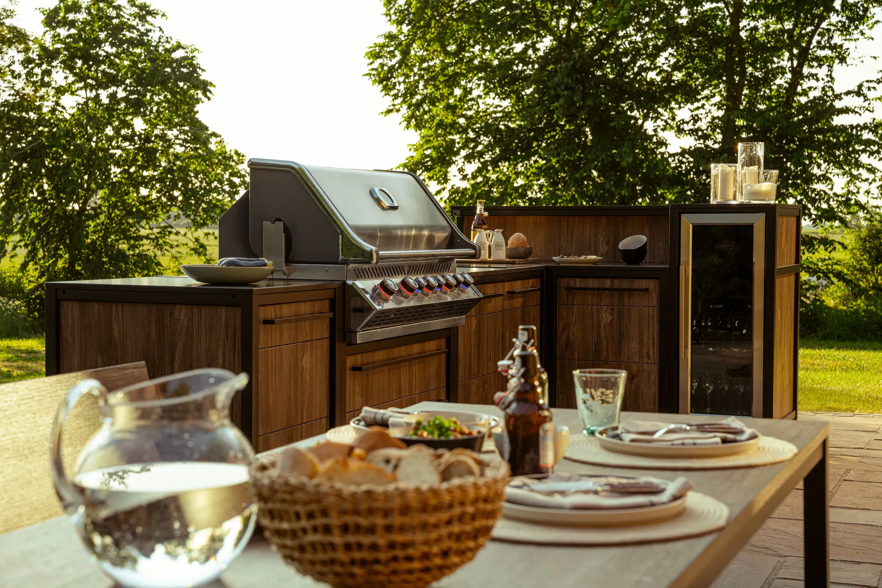 BURN Outdoor Kitchen in Holzoptik im Freien