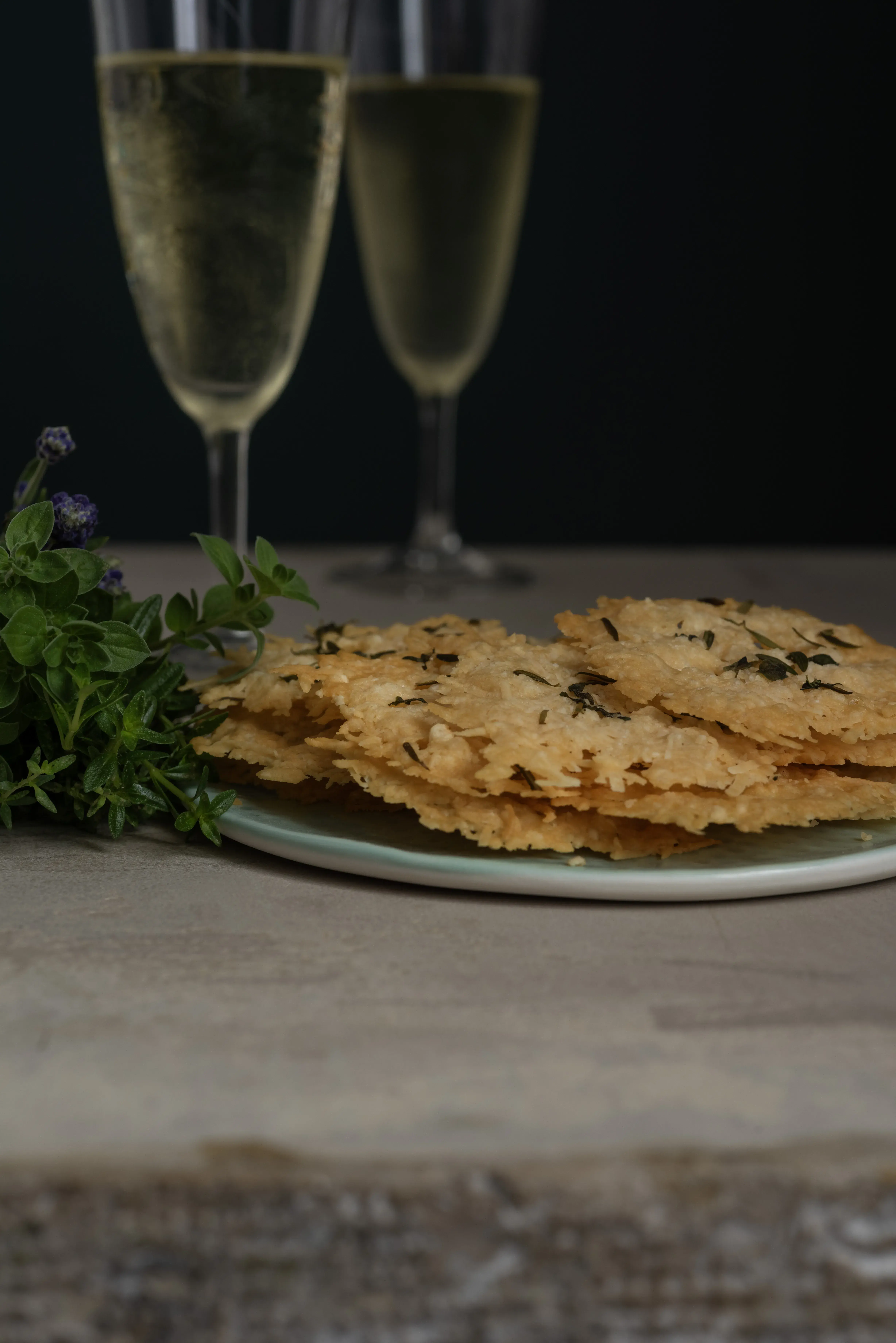 Zwei Gläser Sekt und selbstgemachte Käsecracker